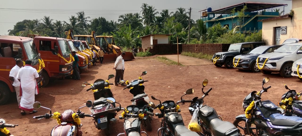 ಖ್ಯಾತ ಉದ್ಯಮಿ ಈರಪ್ಪ ನಾಯ್ಕ ಗರ್ಡಿಕರ್ ರವರಿಂದ ತಮ್ಮ‌ ಕಛೇರಿ ಹಾಗೂ ವಾಹನಗಳಿಗೆ ಪೂಜೆ